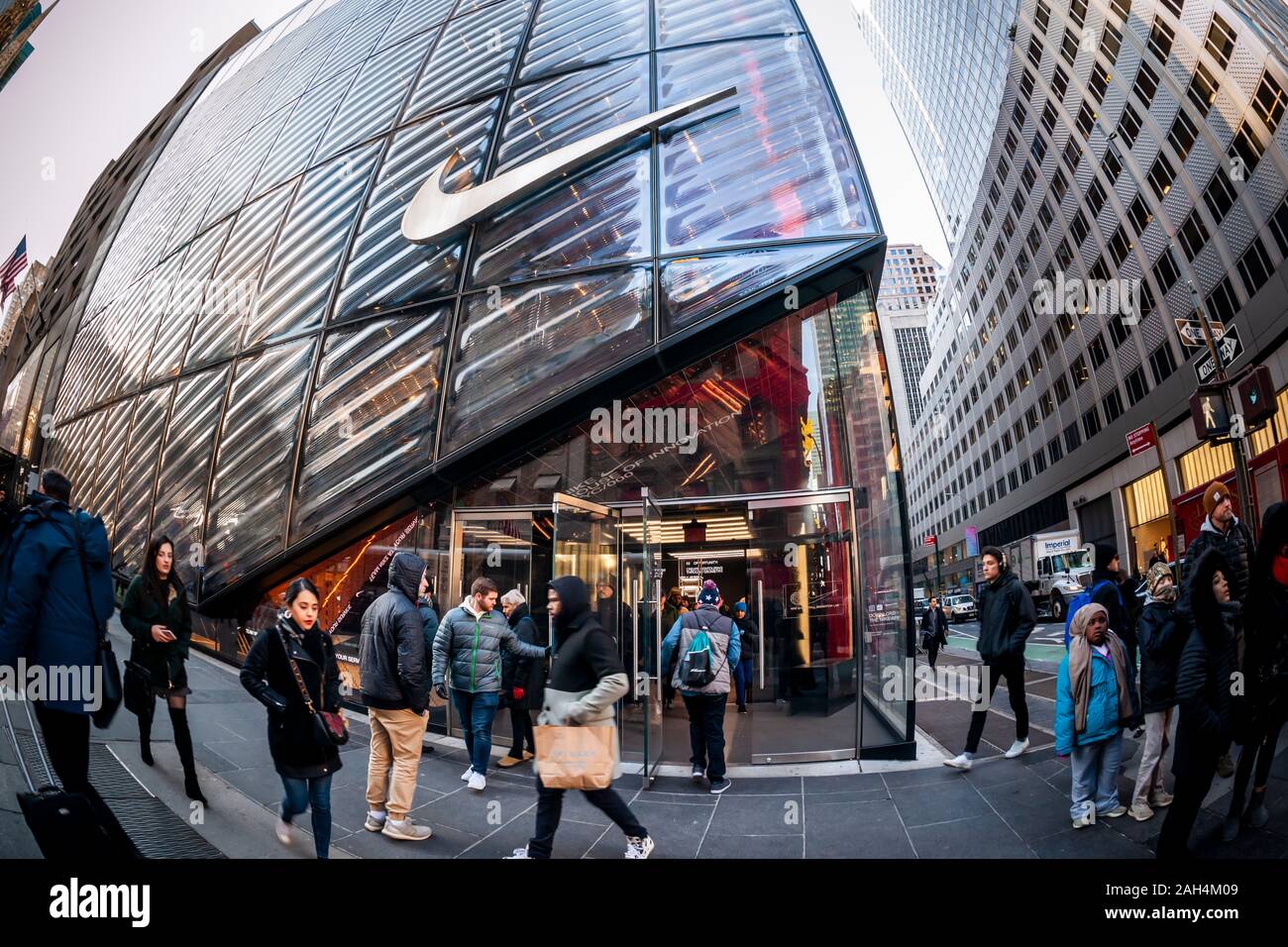 Los compradores y los visitantes de fuera de la "Casa de la innovación de  Nike" flagship store en la Quinta Avenida de Nueva York el jueves, 19 de  diciembre de 2019. Nike