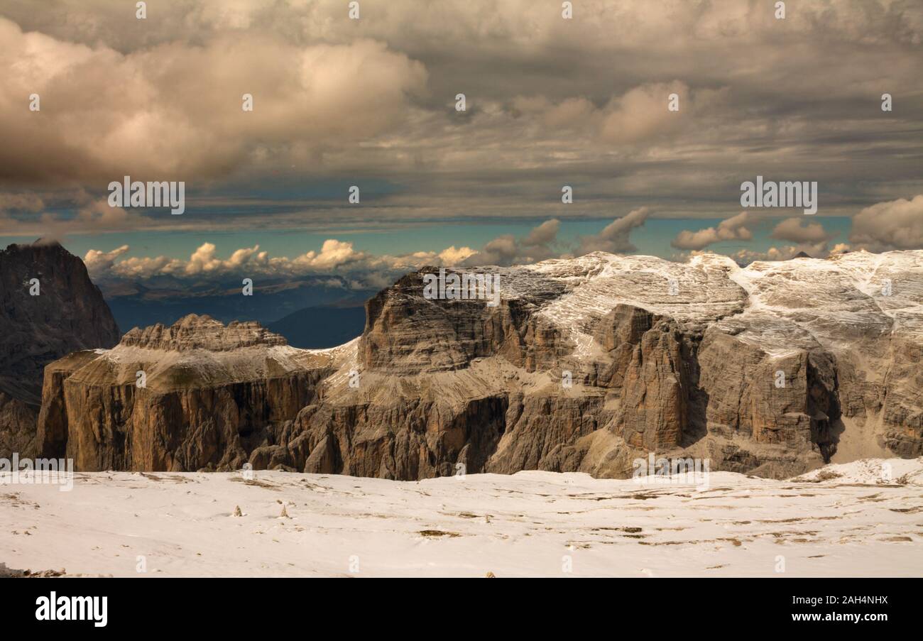 - Dolomitas Pordoi paso de montaña, situado entre la cordillera sella en el norte y en el sur de montaña Marmolada Foto de stock