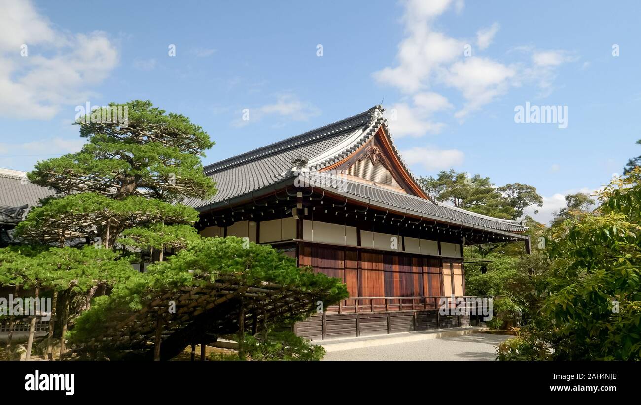 KYOTO, Japón - Abril 15, 2018: Vista lateral de un edificio de la residencia de los monjes en el Templo Kinkakuji en Kioto Foto de stock