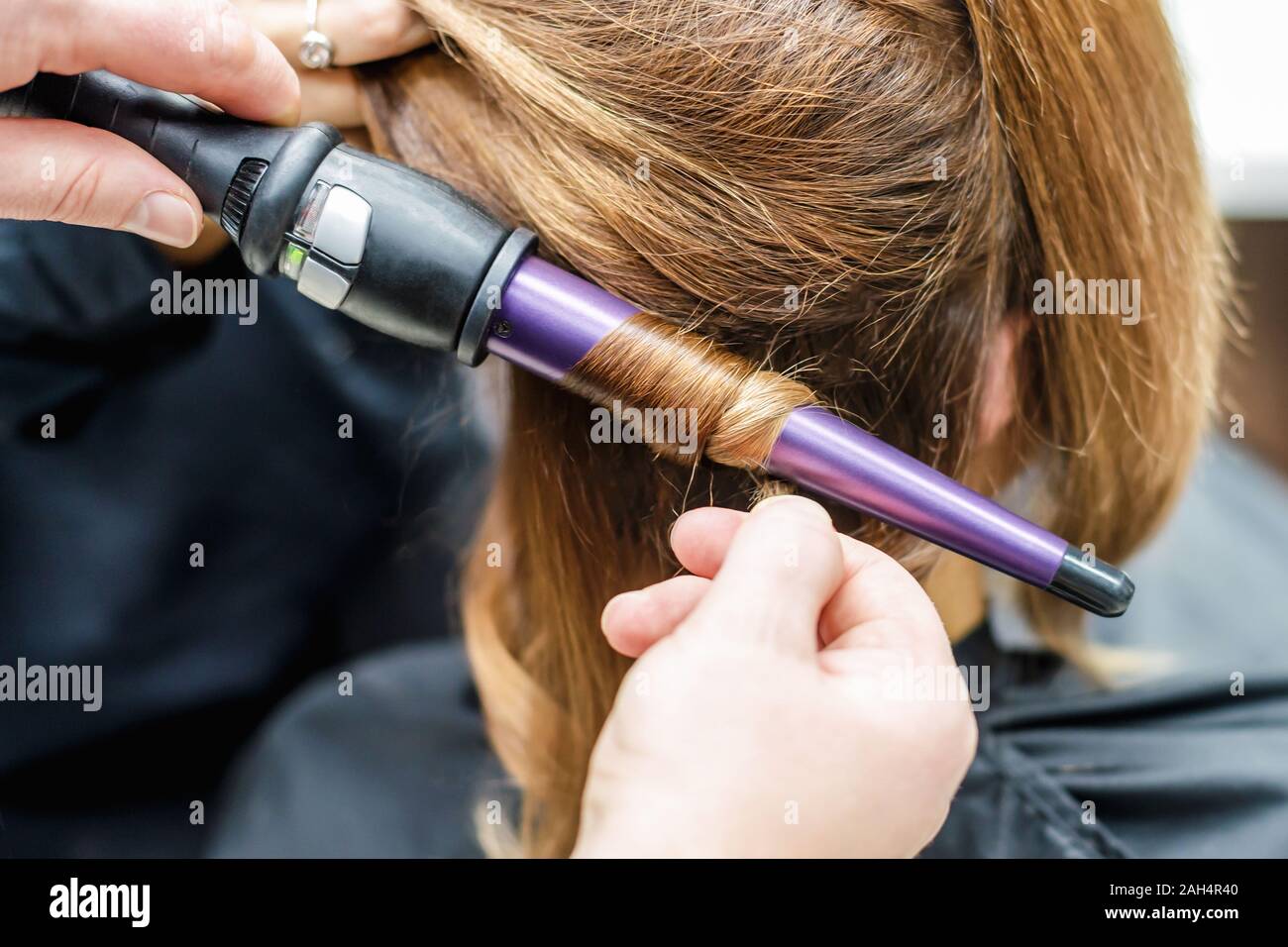 Peluquería manos hacer peinados con plancha moldeadora para la mujer, de  cerca Fotografía de stock - Alamy