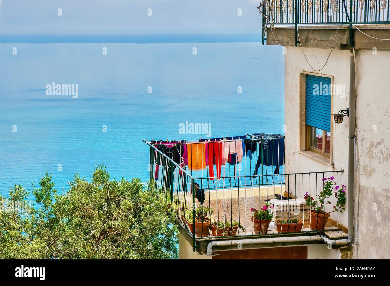 Colorida ropa de secado en un tendedero exterior en un balcón de la casa  junto al Mar Mediterráneo en la costa de Amalfi, Italia Fotografía de stock  - Alamy