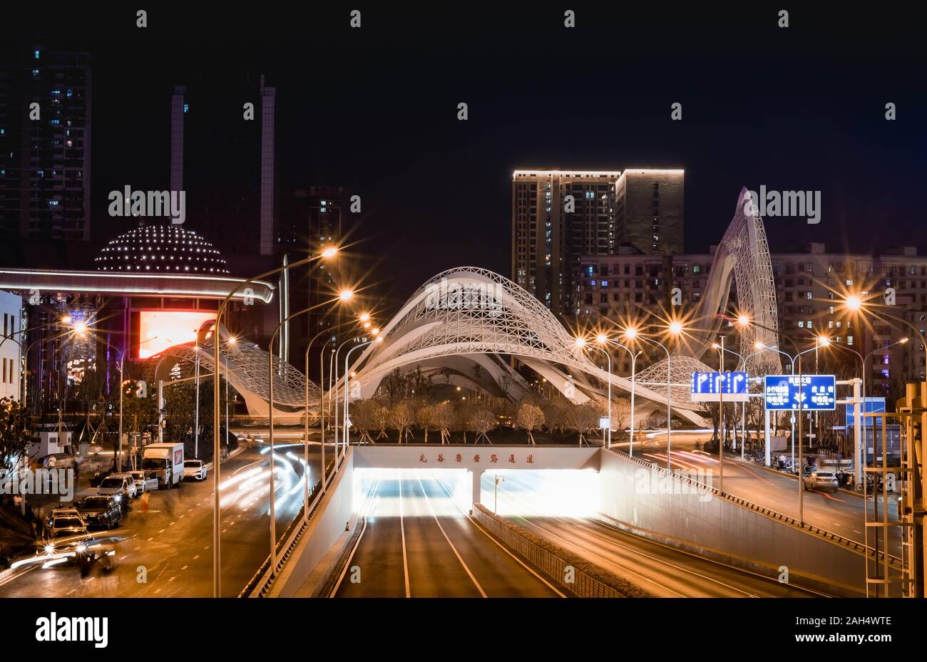 WUHAN, Hubei/ CHINA - Nov 20 2019: La noche del paisaje urbano del Valle de óptica, Wuhan, este es el centro del distrito financiero. Se encuentra en el marcado CE. Foto de stock