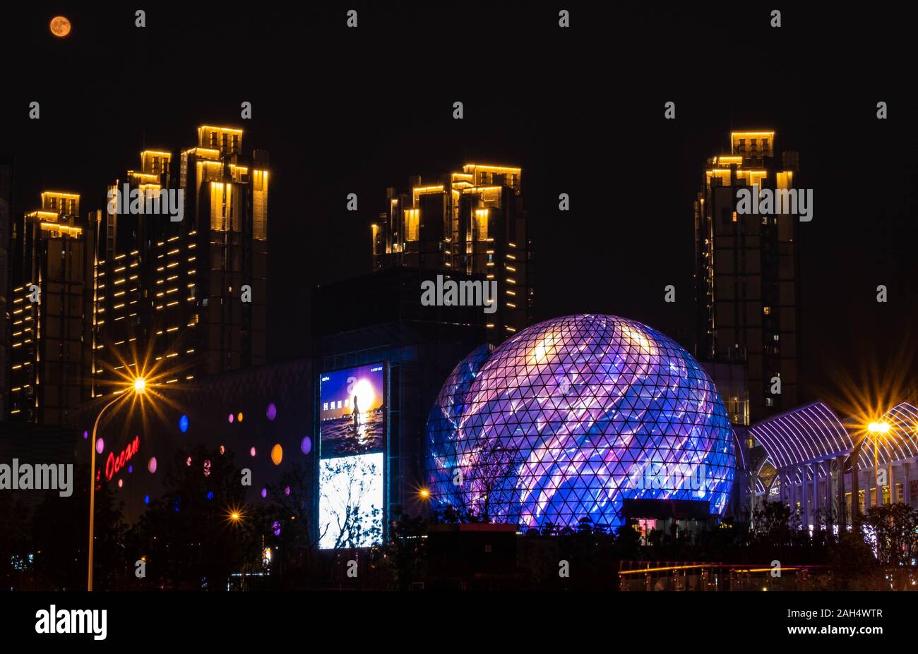 WUHAN, Hubei/ CHINA - Nov 20 2019: La noche del paisaje urbano del Valle de óptica, Wuhan, este es el centro del distrito financiero. Se encuentra en el marcado CE. Foto de stock