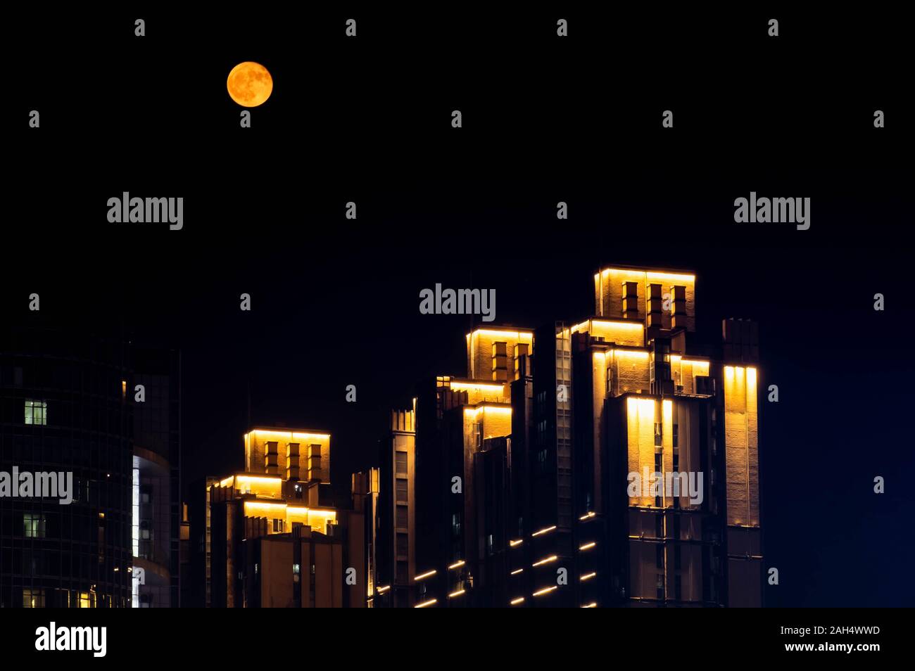 WUHAN, Hubei/ CHINA - Nov 20 2019: La noche del paisaje urbano del Valle de óptica, Wuhan, este es el centro del distrito financiero. Se encuentra en el marcado CE. Foto de stock