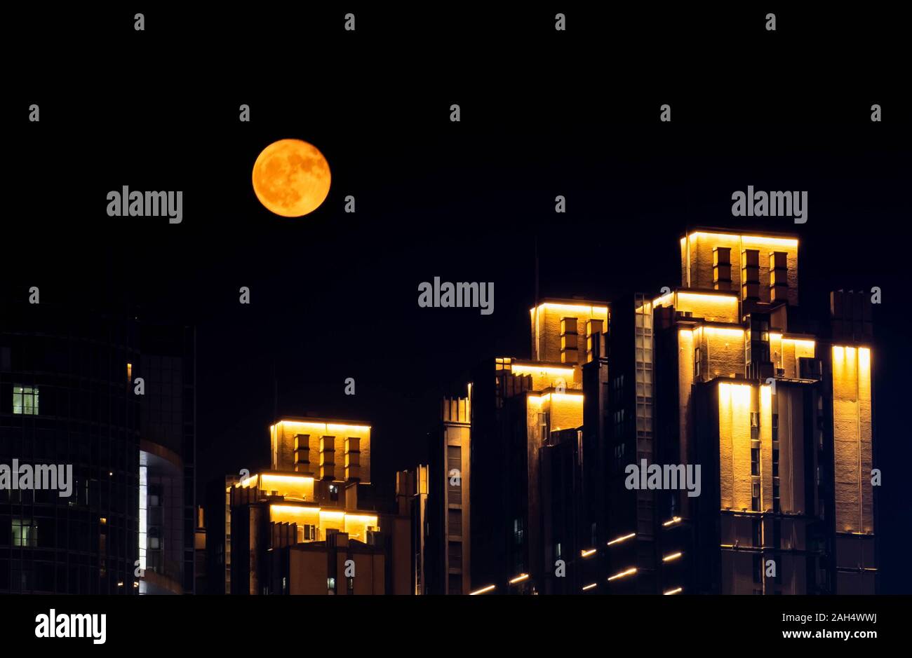 WUHAN, Hubei/ CHINA - Nov 20 2019: La noche del paisaje urbano del Valle de óptica, Wuhan, este es el centro del distrito financiero. Se encuentra en el marcado CE. Foto de stock