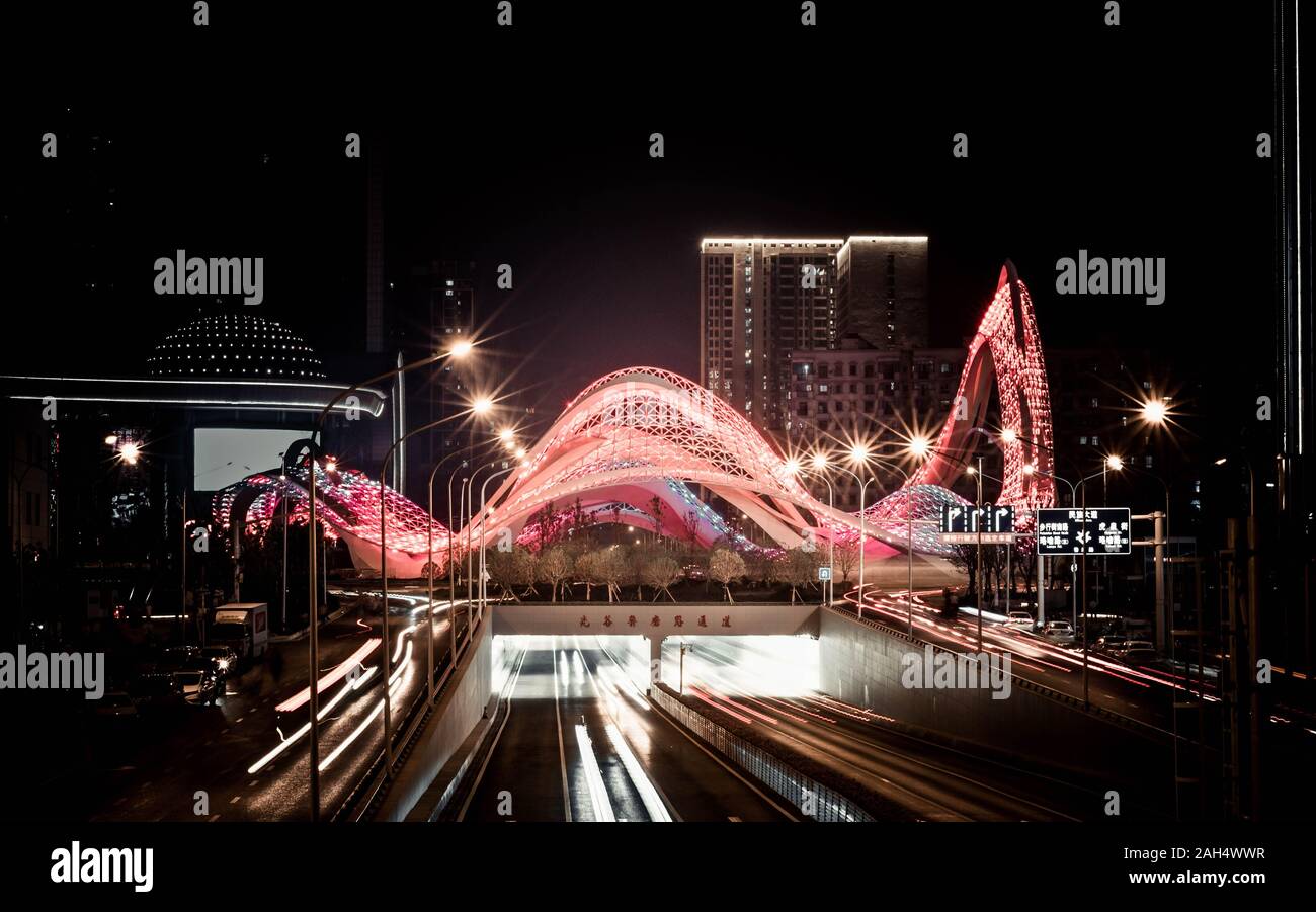 WUHAN, Hubei/ CHINA - Nov 20 2019: La noche del paisaje urbano del Valle de óptica, Wuhan, este es el centro del distrito financiero. Se encuentra en el marcado CE. Foto de stock