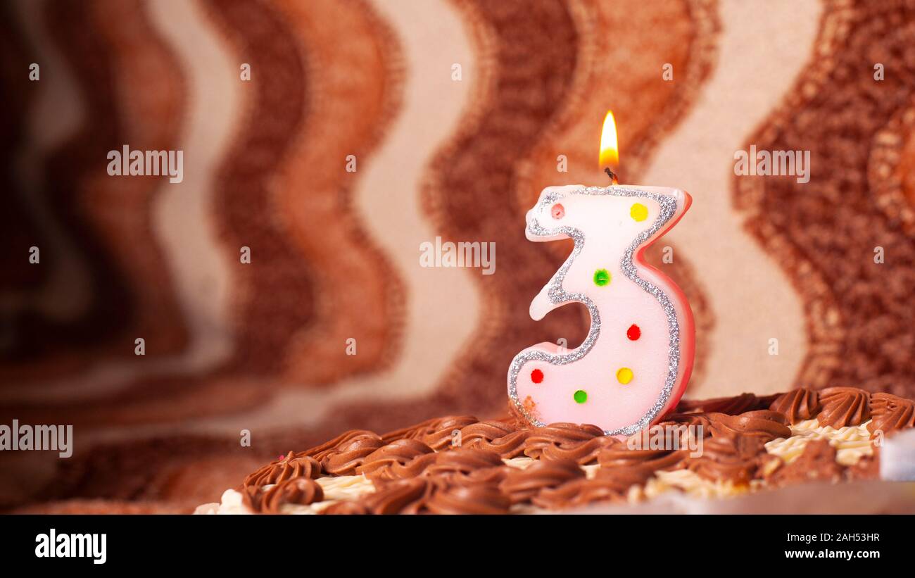 Cumpleaños dulces tarta con una vela de 3 años de su nacimiento. Foto de stock