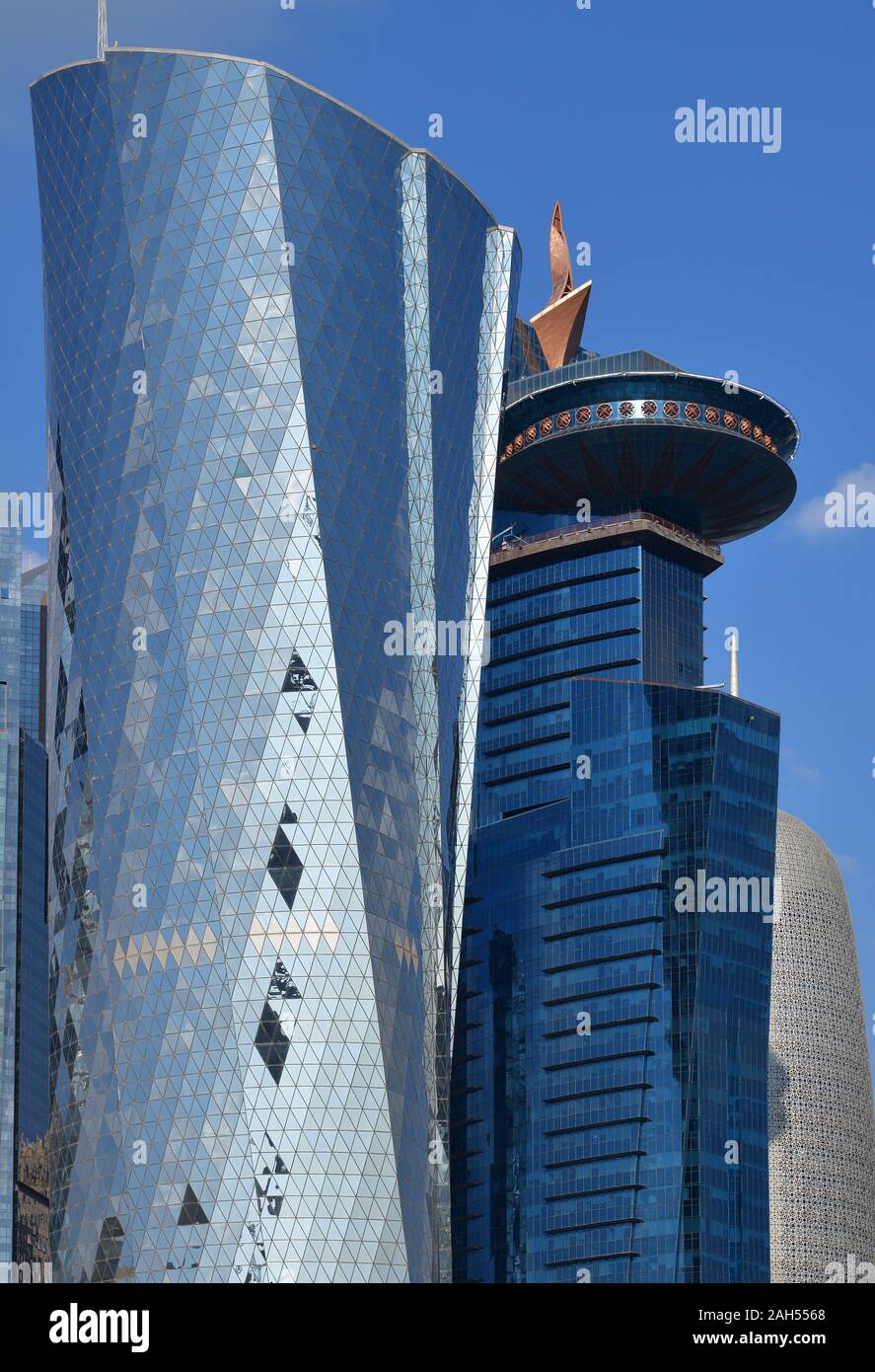 Doha, Qatar - Nov 24. 2019. Torre al Bidda y un Centro de Comercio Mundial sobre el fondo del cielo Foto de stock