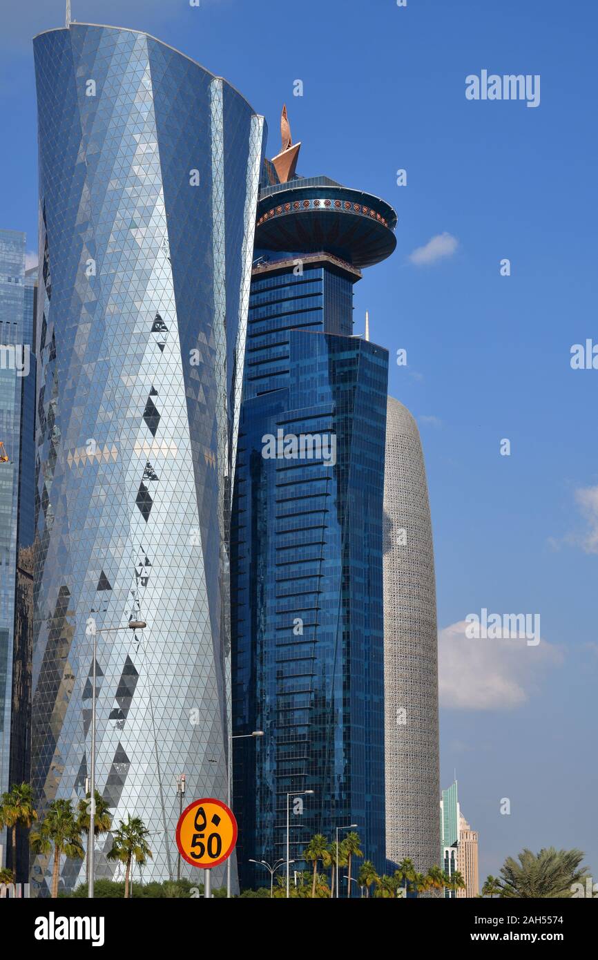 Doha, Qatar - Nov 24. 2019. Torre al Bidda y un Centro de Comercio Mundial sobre el fondo del cielo Foto de stock