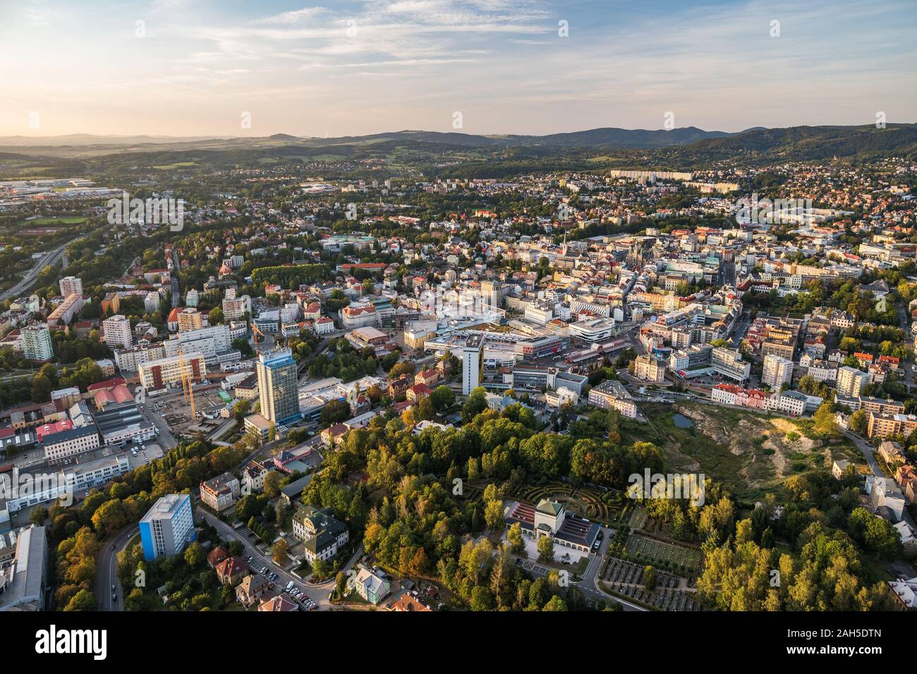 Vista aérea de la ciudad de Liberec desde un globo de aire caliente. Foto de stock