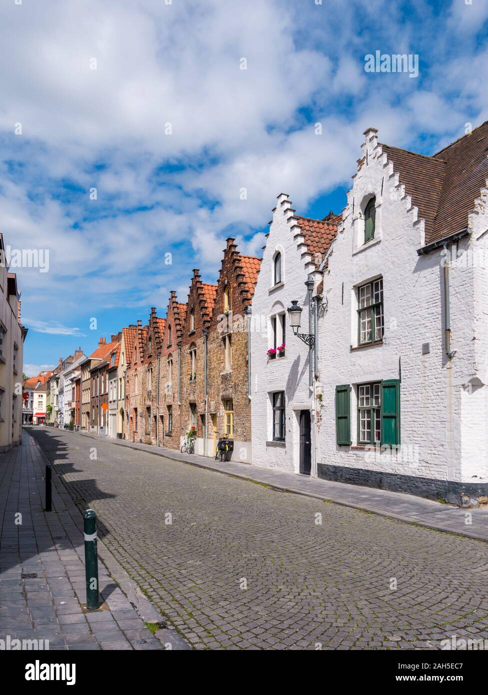 Hilera de casas con frontones históricos a lo largo del Oude Gentweg en el casco antiguo de Brujas, Bélgica Foto de stock