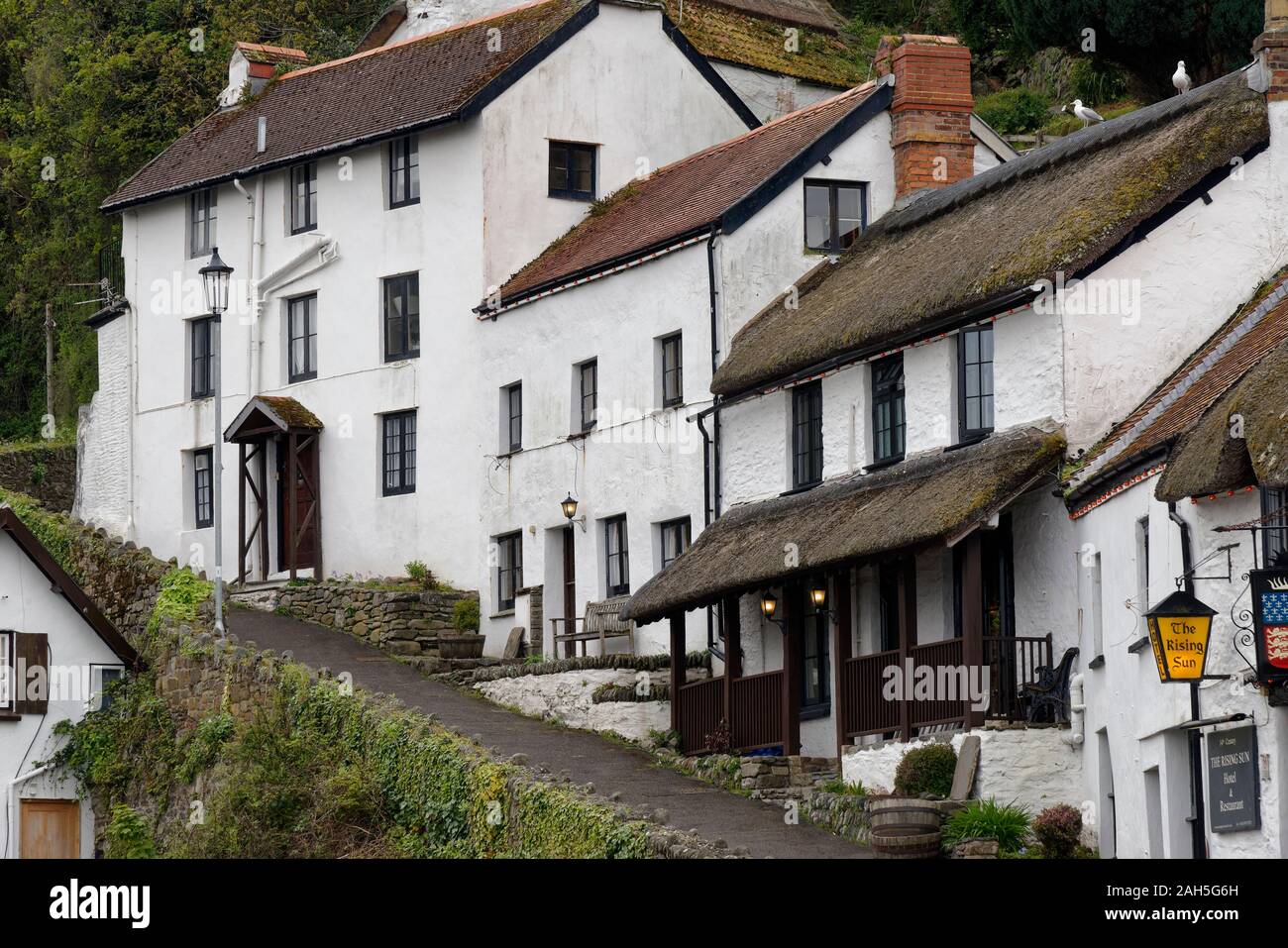 Casitas blancas en Mars Hill, Lynmouth, Devon Foto de stock