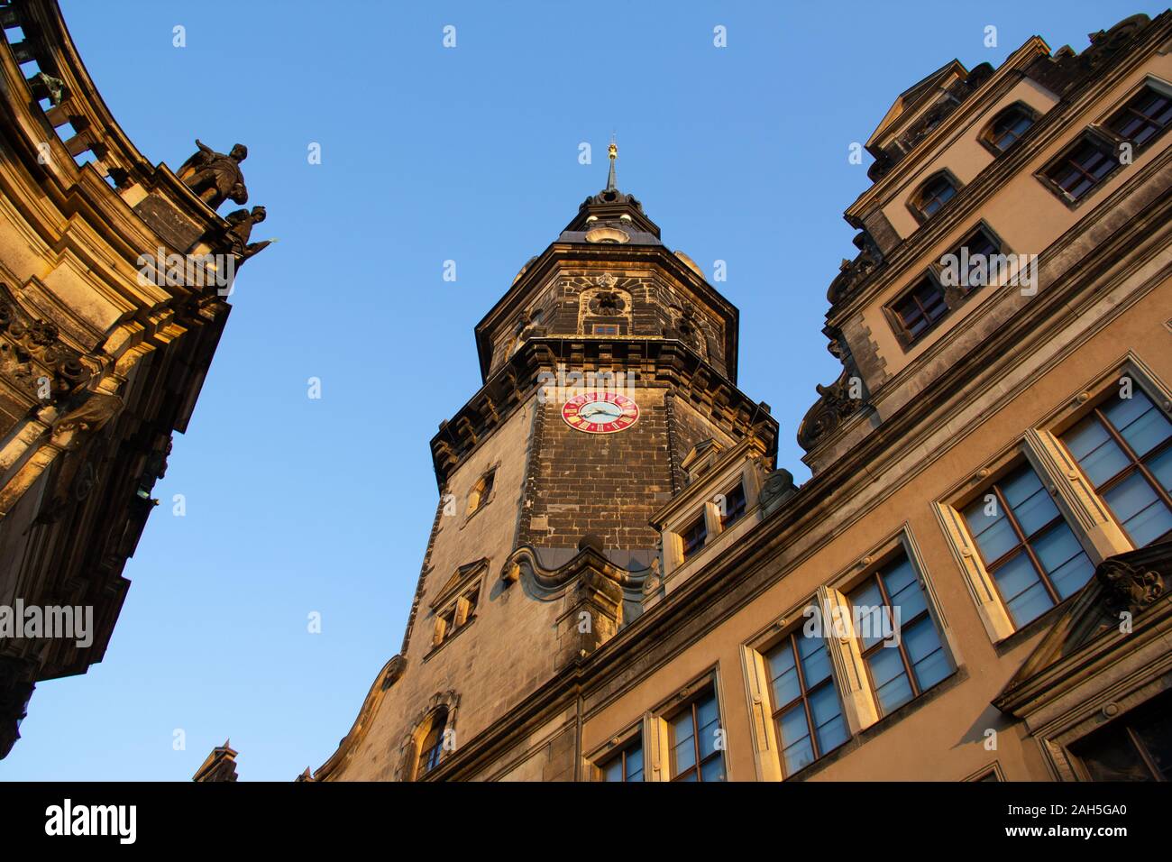 La torre Hausmannturm en el casco antiguo de Dresden, Alemania, en una cálida noche de verano como el sol Foto de stock