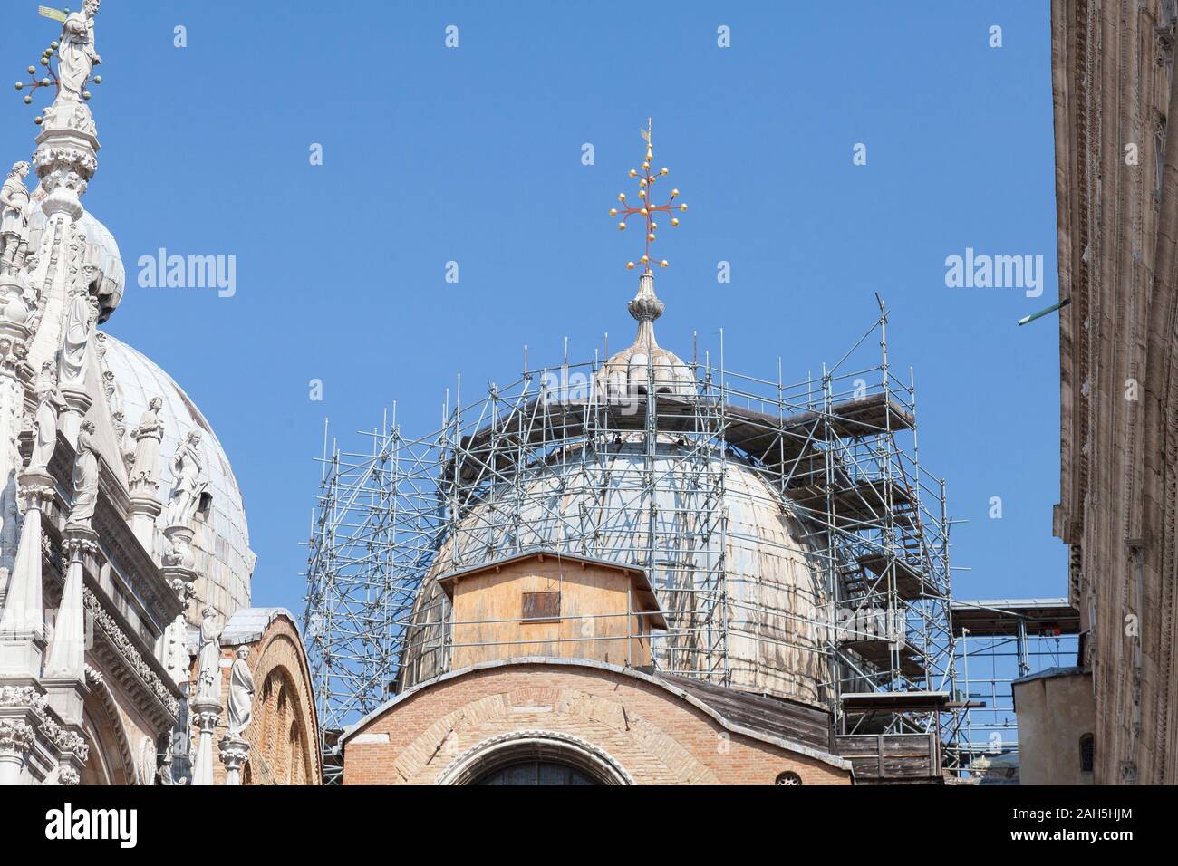 La cúpula de la Catedral de San Marcos (Basílica de San Marcos) realizando tareas de mantenimiento y reparaciones de andamios, Piazza San Marco, Venecia, Véneto, Italia Foto de stock