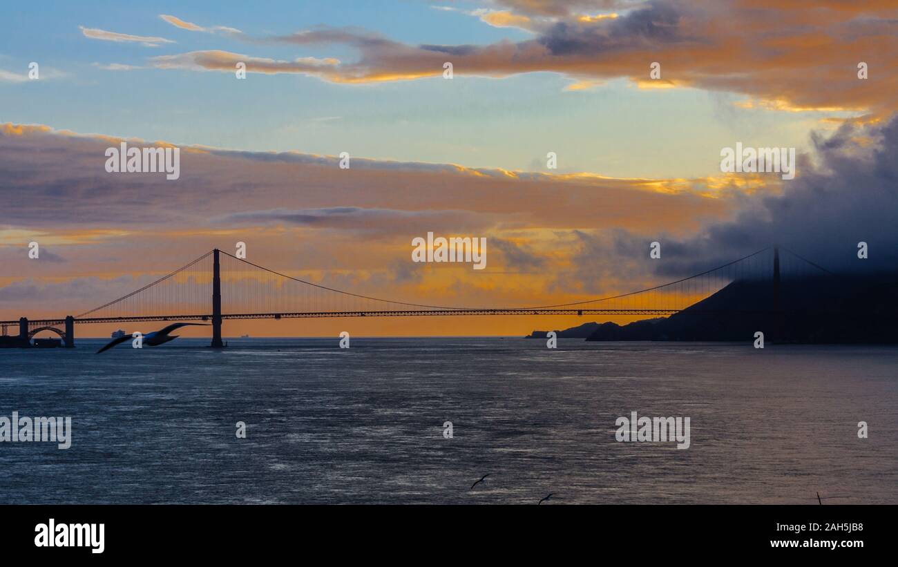 Puente de la Bahía de San Francisco al atardecer. San Francisco, EEUU, 2015 Californien Foto de stock