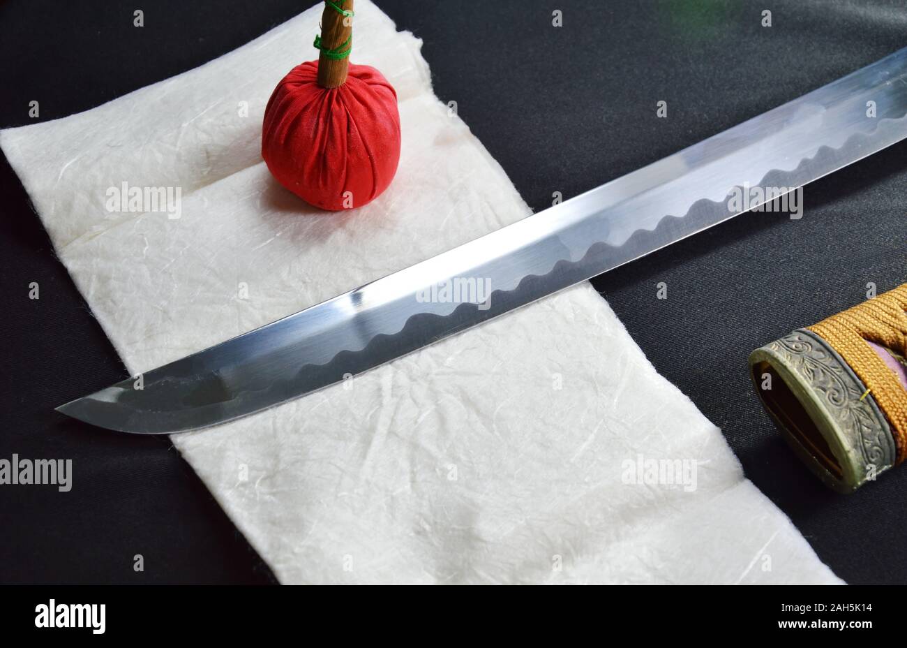 Katana espada japonesa hoja y vaina con red comprimir para limpieza  Fotografía de stock - Alamy
