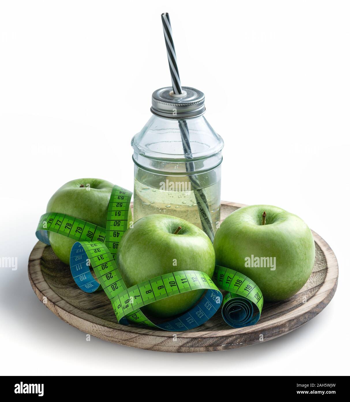 Las manzanas verdes y jugo de manzana con cinta de medición para el control de peso en la dieta. Contiene trazado de recorte para usar fondo transparente Foto de stock