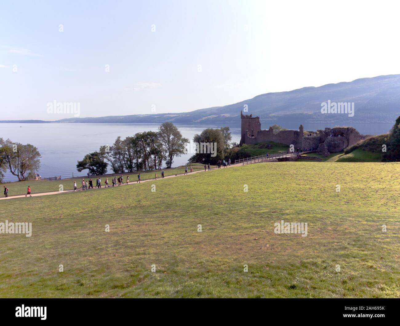 Con unos 1000 años de historia, las ruinas del castillo de Urquhart con vistas al lago Ness atraen ahora a cientos de turistas diariamente. Foto de stock