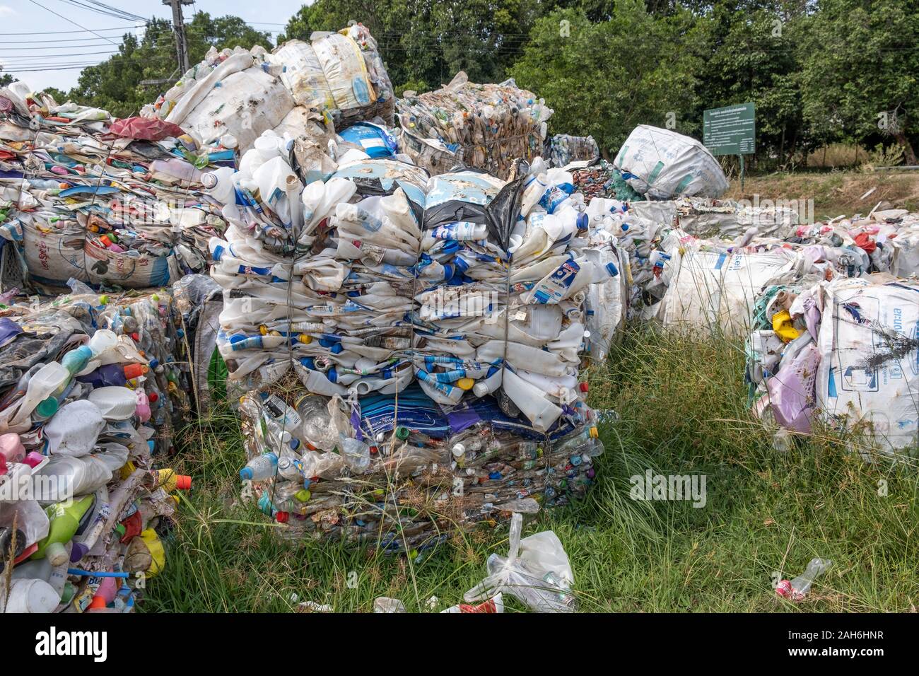 Koh Lanta, Krabi, Tailandia, 22 de diciembre de 2019: Paquetes de envases  de leche de plástico aplastados y envasados listos para el reciclaje  Fotografía de stock - Alamy
