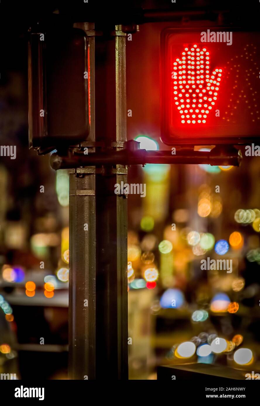 Rojo en un semáforo de cruce peatonal en Manhattan Foto de stock