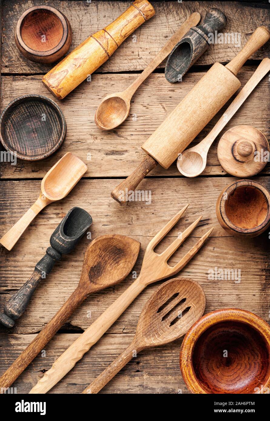 Juego de cocinar rojo utensilios de cocina y vajilla. Las ollas y sartenes  en la mesa de madera. 3D rendering Fotografía de stock - Alamy