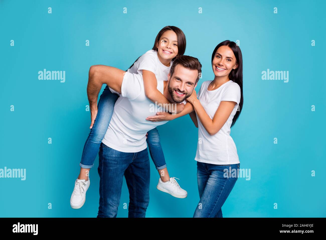 Foto de fomentar el gasto familiar soleado fin de semana fuera de juego,  juegos de vestir ropa casual aislado de fondo azul Fotografía de stock -  Alamy