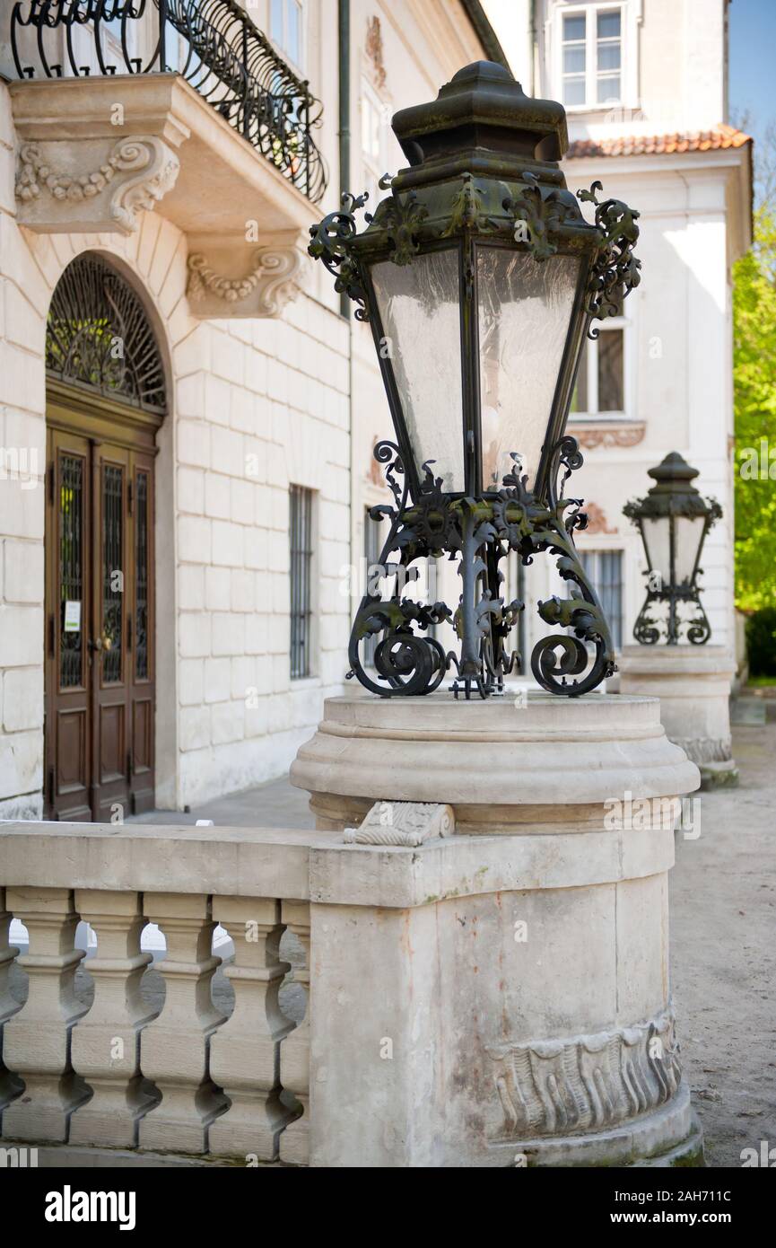 Grandes lámparas en Radziwiłł's Palace en Nieborów exterior en Polonia, Europa, dos linternas decoración floral en frente de la entrada del palacio. Foto de stock