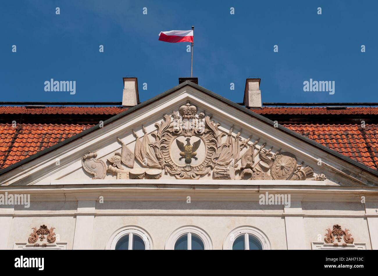 Nieborów Radziwiłł's Palace en detalle en el edificio de enfrente de la entrada, símbolo de águila y la bandera polaca, Vista exterior de Polonia, de Europa, de visita. Foto de stock