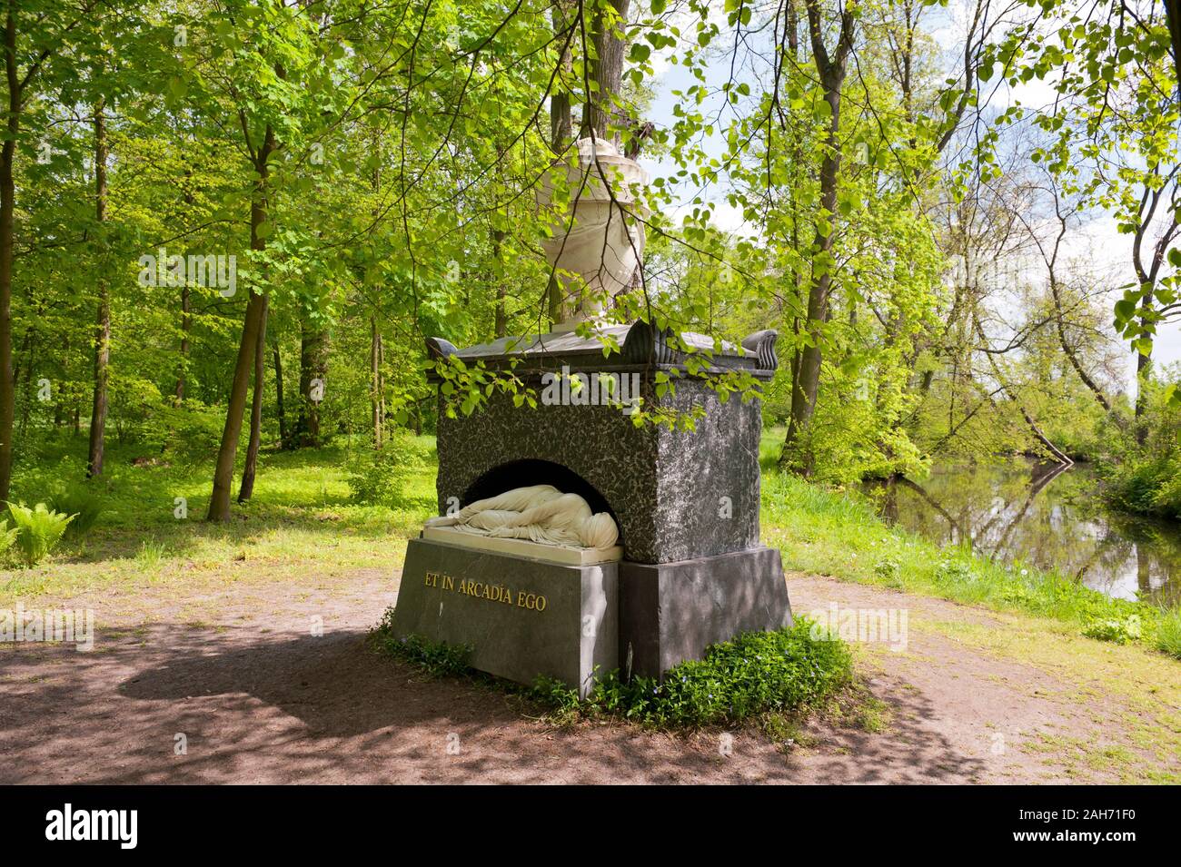 Helena Radziwiłł tumba en la isla de álamos en Arkadia parque cerca de Nieborów, Polonia, Europa, primavera, día soleado, visitando destinos turísticos, Foto de stock