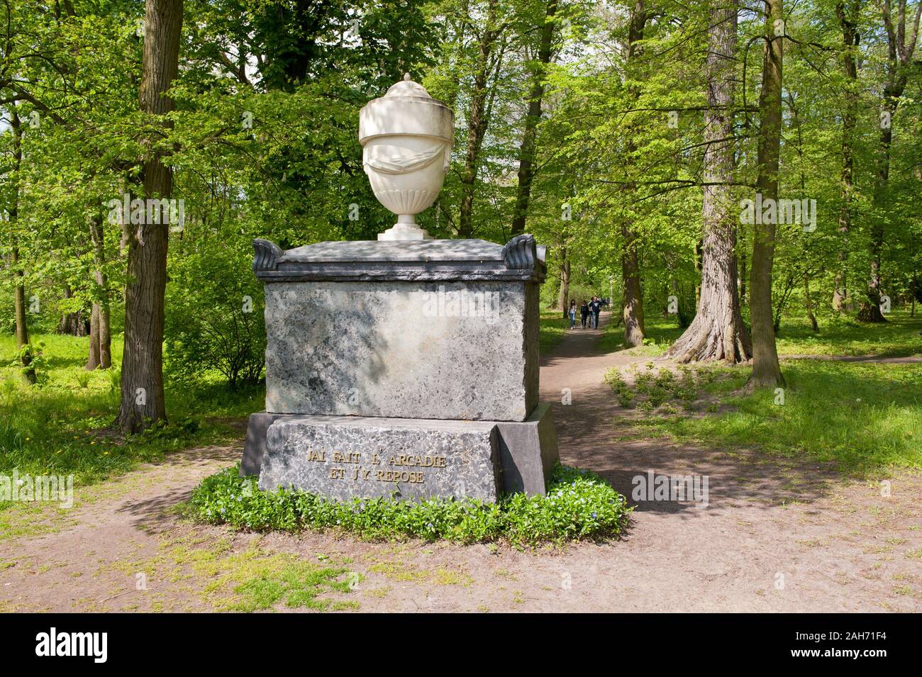 Elena Radziwiłłowa tumba en la isla de álamos vista posterior en Arkadia parque cerca de Nieborów, Polonia, Europa, primavera, día soleado. Foto de stock