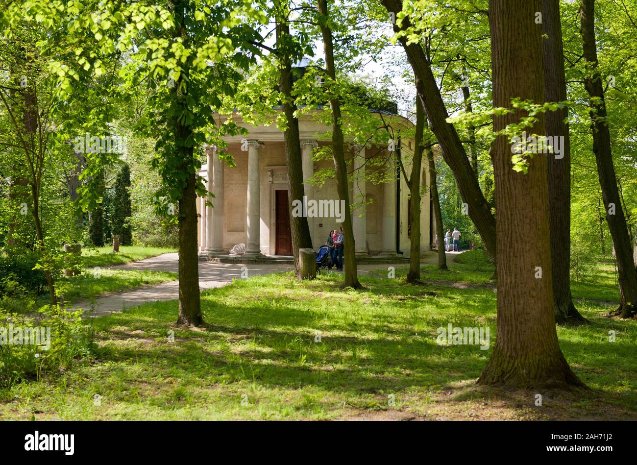 Museo Casa construcción exterior en el romántico parque de Arcadia, de Polonia, de Europa, de arquitectura antigua, visitando los destinos de viajes turísticos, paseos. Foto de stock