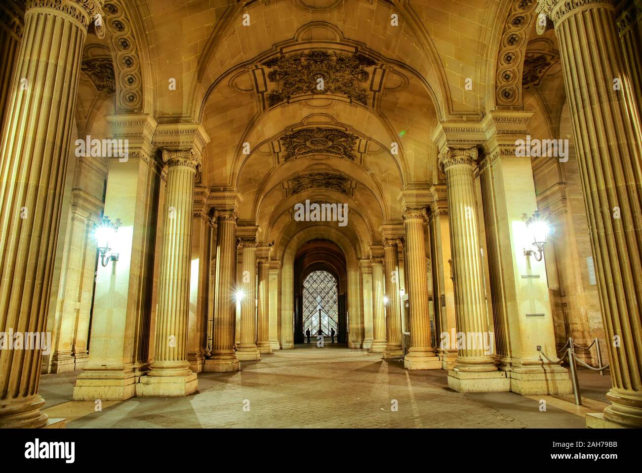 París, Francia- Diciembre 6, 2012: El Museo del Louvre en París, Francia. El Louvre es el mayor museo de París muestran más de 60.000 metros cuadrados de exhi Foto de stock