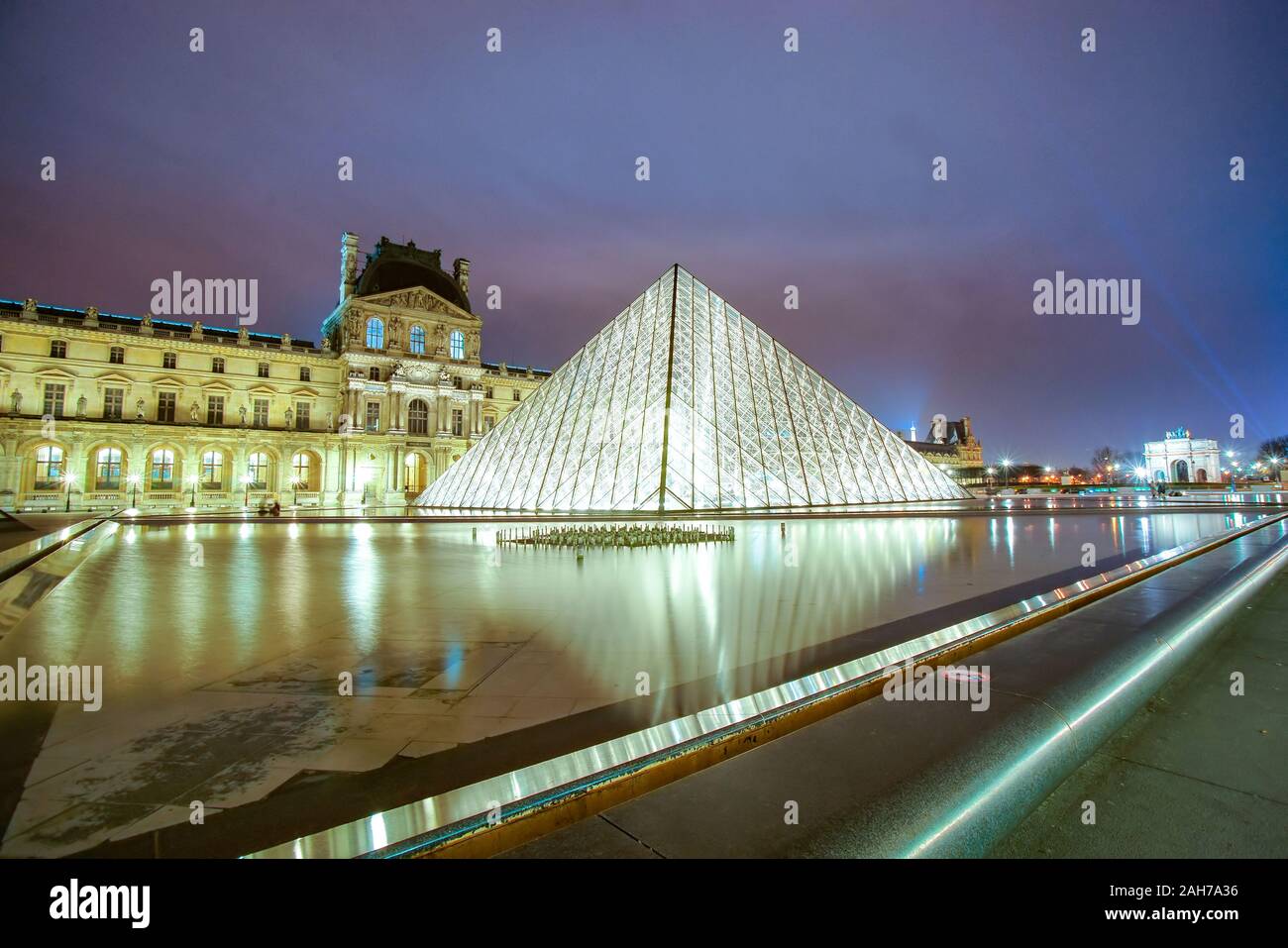París, Francia- Diciembre 6, 2012: El Museo del Louvre en París, Francia. El Louvre es el mayor museo de París muestran más de 60.000 metros cuadrados de exhi Foto de stock