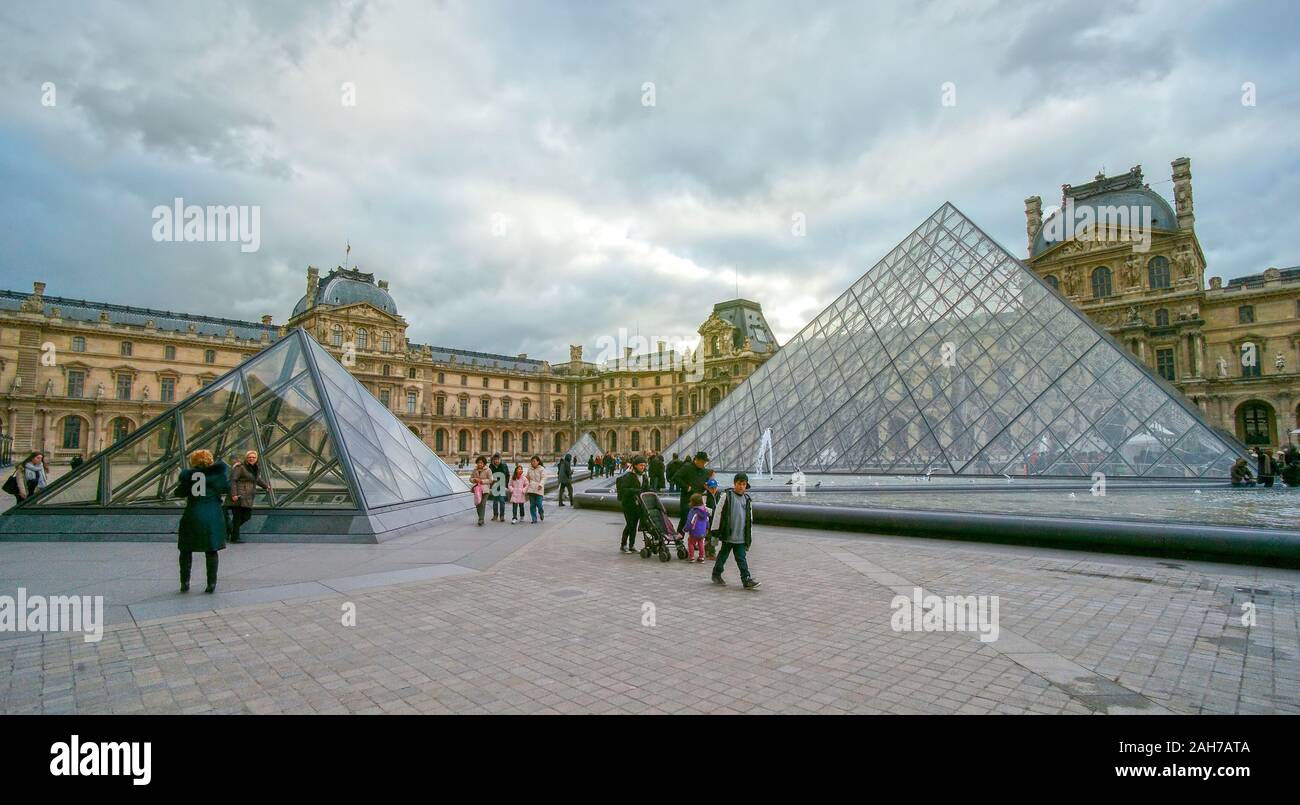 París, Francia- Diciembre 6, 2012: El Museo del Louvre en París, Francia. El Louvre es el mayor museo de París muestran más de 60.000 metros cuadrados de exhi Foto de stock