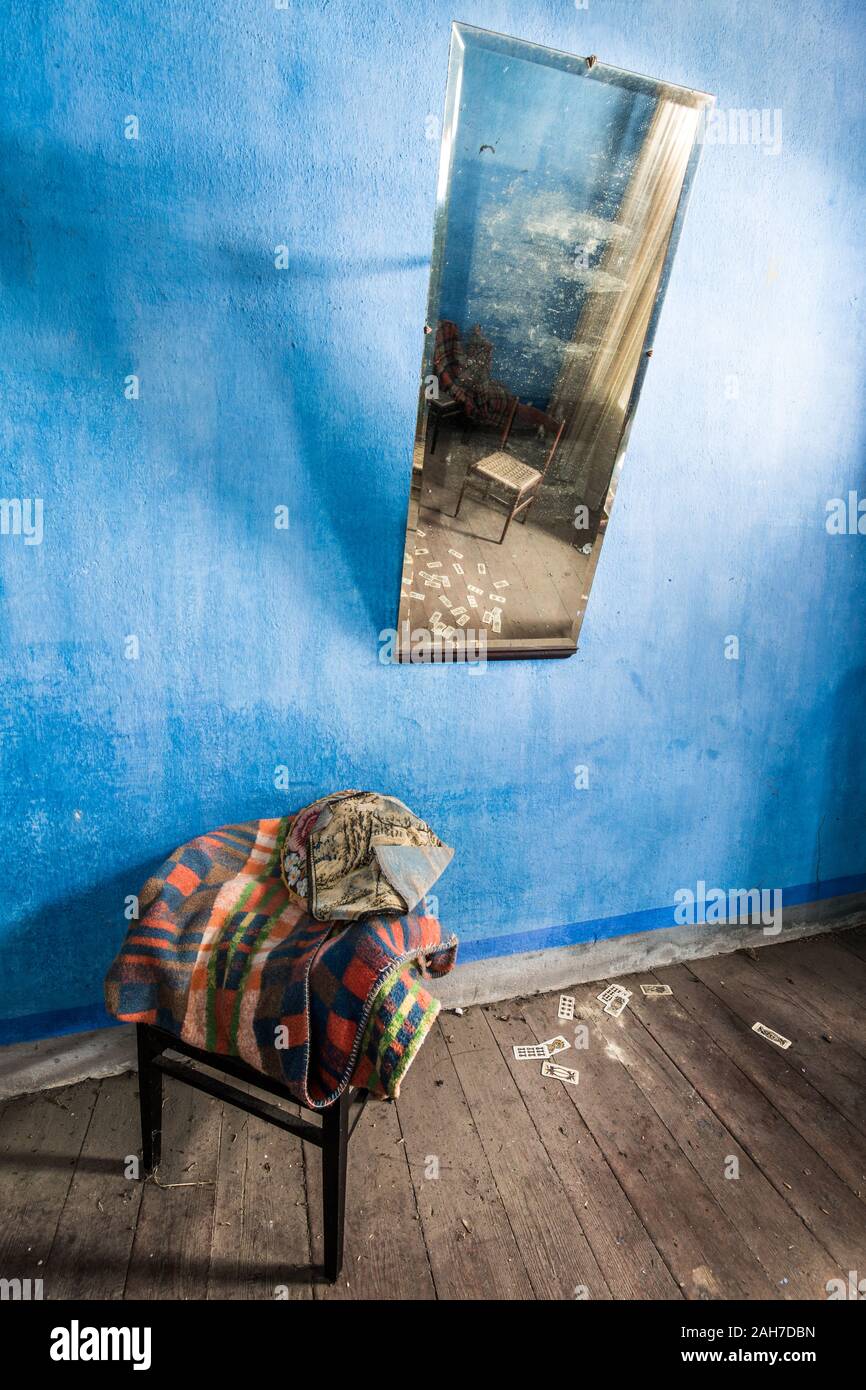 Espejo alto de cuerpo entero colgado en la pared en el dormitorio de  residencia de lujo con reflexión de la cama Fotografía de stock - Alamy