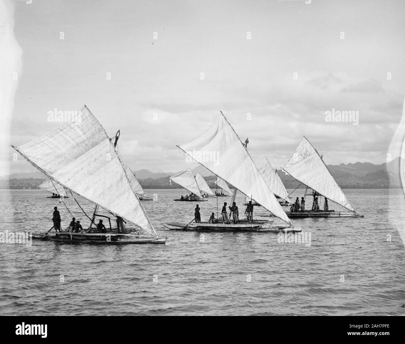 Fiji, Druas' frente a la costa de Fiji. Una flotilla de al menos diez  "Ruas" (en fijiano catamaranes) velas frente a la costa de Fiji. Título:  lecturas de canoas de Fiji están