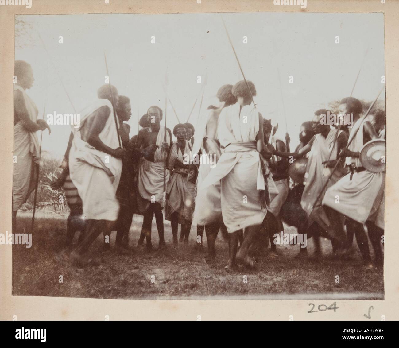 SomaliaJubaland, grupo de somalíes hombres en túnicas blancas, sosteniendo lanzas. Posiblemente el baile, circa 1910. 2005/078/1/204. Foto de stock
