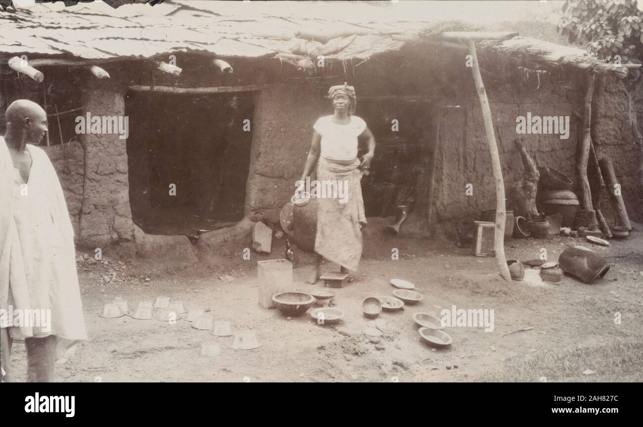 Nigeria, el título reza: "lavado fuera una casa nativa", [c.1920s]. 2000/098/1/118. Foto de stock