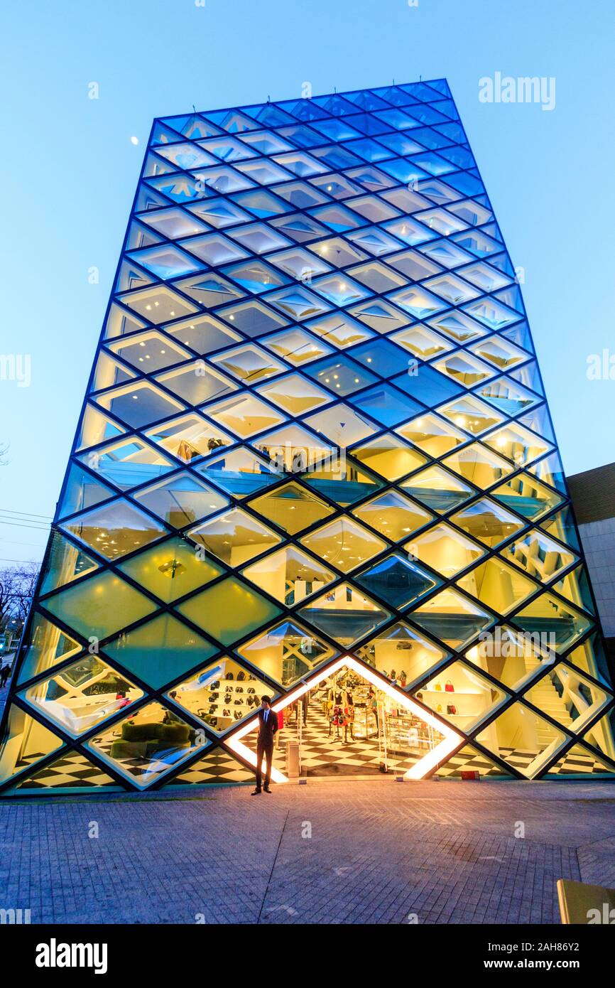 Prada "epicentro" tienda en distrito de Aoyama en Tokio. Un edificio de  cristal de vidrio de 6 pisos hechas de paneles de vidrio en forma de  diamante, iluminada por la noche Fotografía
