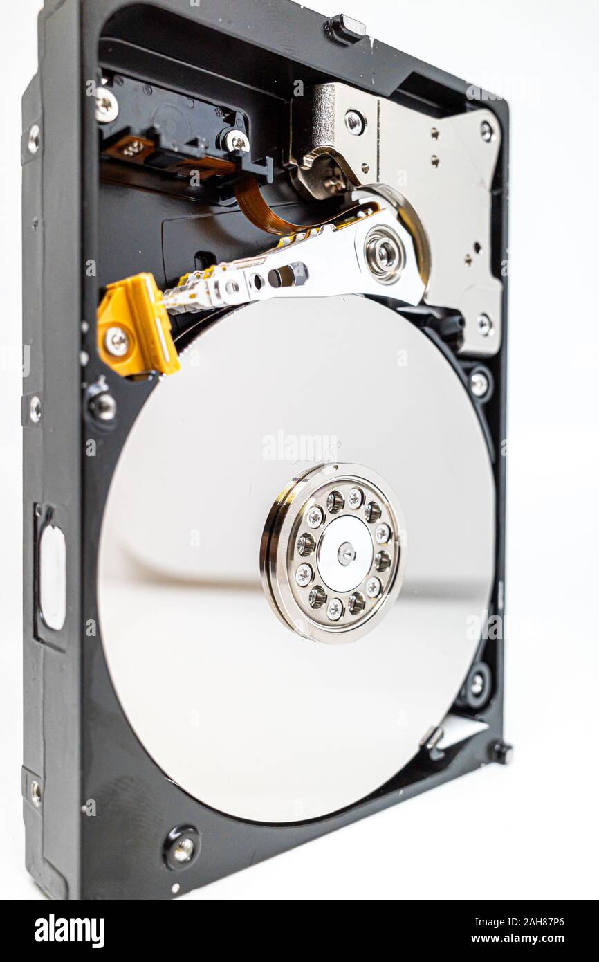 Atornillado en el disco duro muestra el funcionamiento interno de un disco  duro Fotografía de stock - Alamy