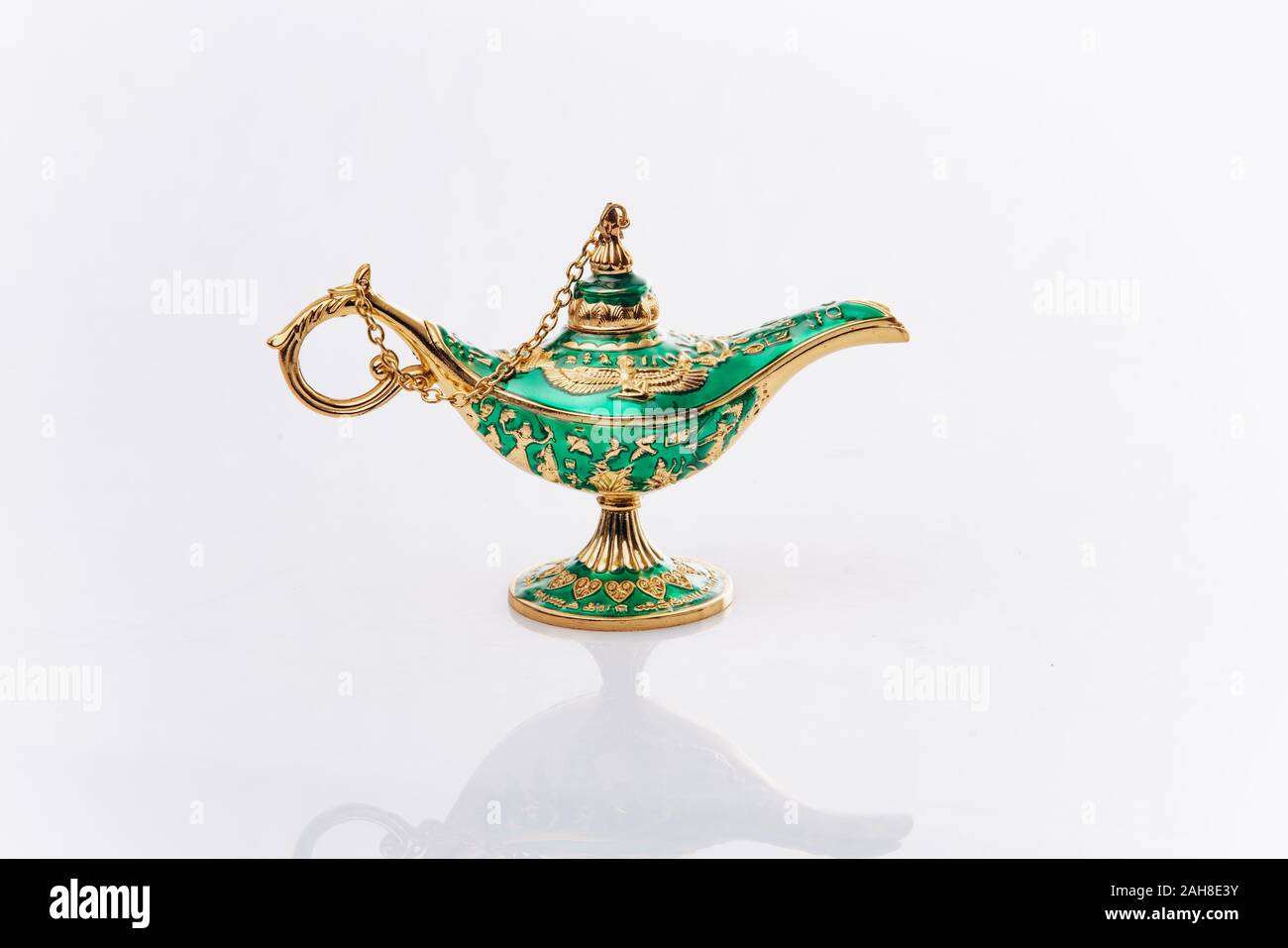Aladdin's Magic lámpara de genio aislado en blanco. Lámpara de Aladino es  verde sobre un fondo blanco Fotografía de stock - Alamy