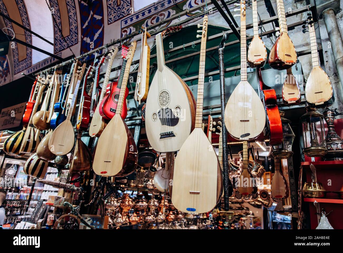 Instrumentos musicales turcos son vendidas en el mercado Fotografía de