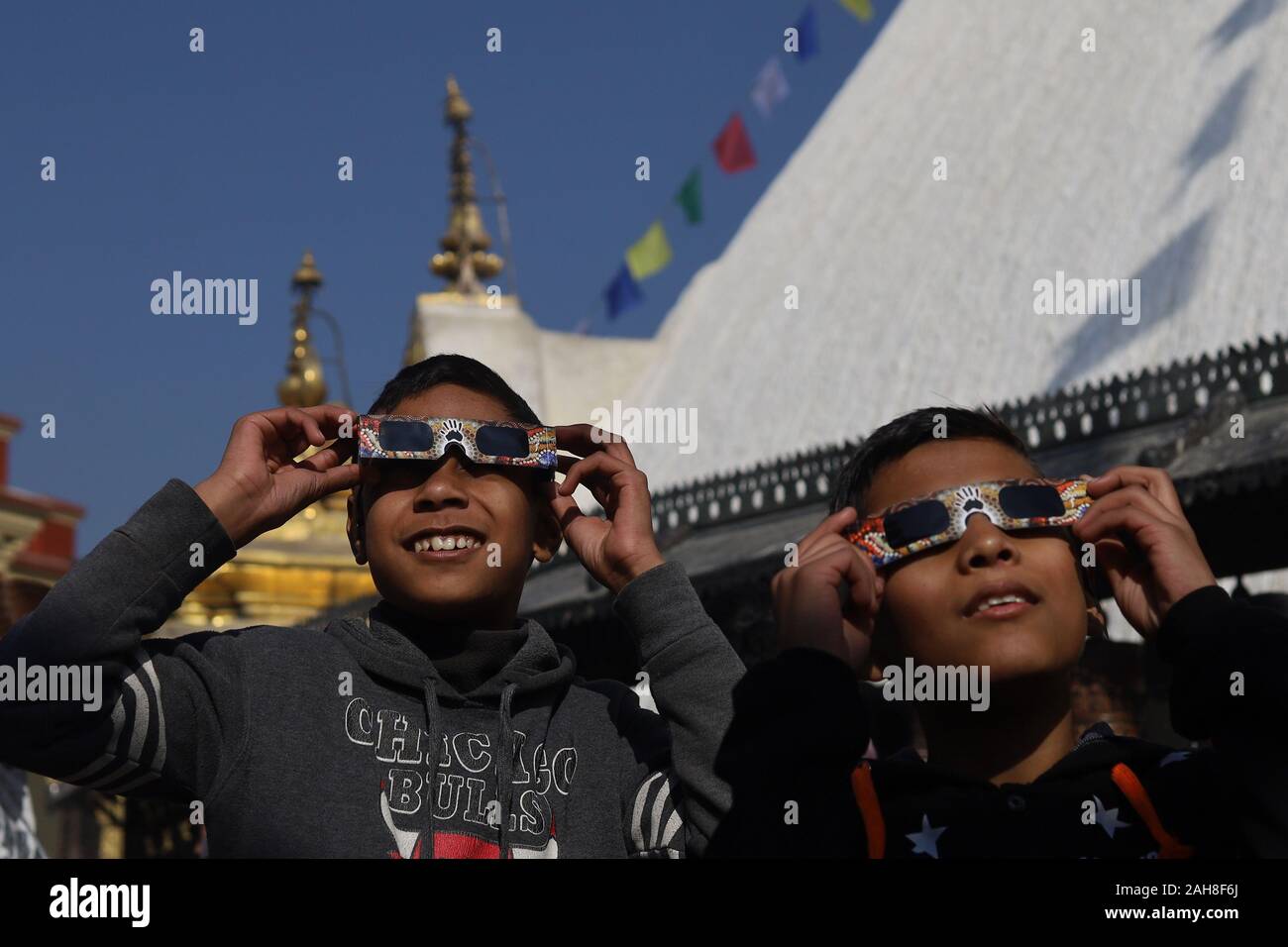 Estado reparar Presta atención a Katmandú, Nepal. 26 dic, 2019. Los niños utiliza solar Gafas para ver un  eclipse solar desde Swayambhunath en Katmandú, Nepal, el jueves, 26 de  diciembre de 2019. (Foto por Subash Shrestha/Pacific Press)
