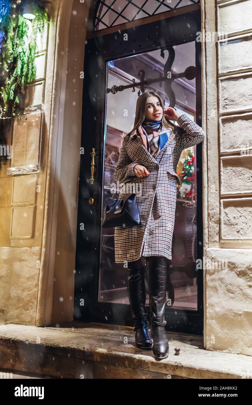 Moda de invierno. Navidad, Año Nuevo concepto. Mujer vistiendo ropa elegante  y accesorios en las calles de la ciudad Fotografía de stock - Alamy