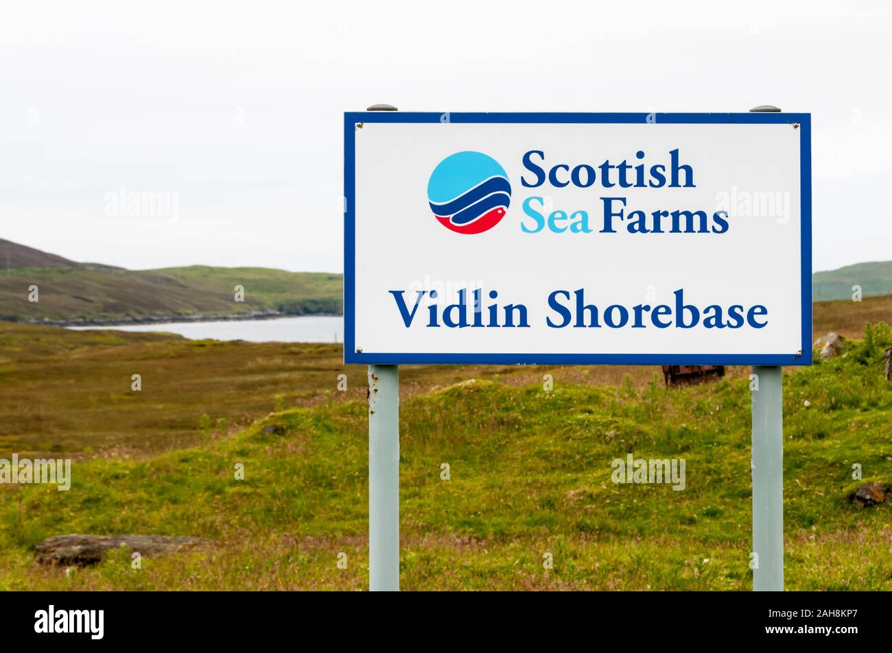 Firmar para Scottish granjas marinas en Vidlin Voe en Shetland. Foto de stock