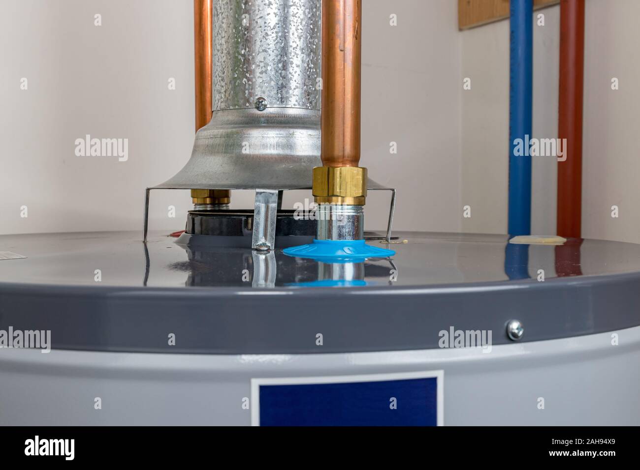 Calentador de agua a gas natural fotografías e imágenes de alta resolución  - Alamy