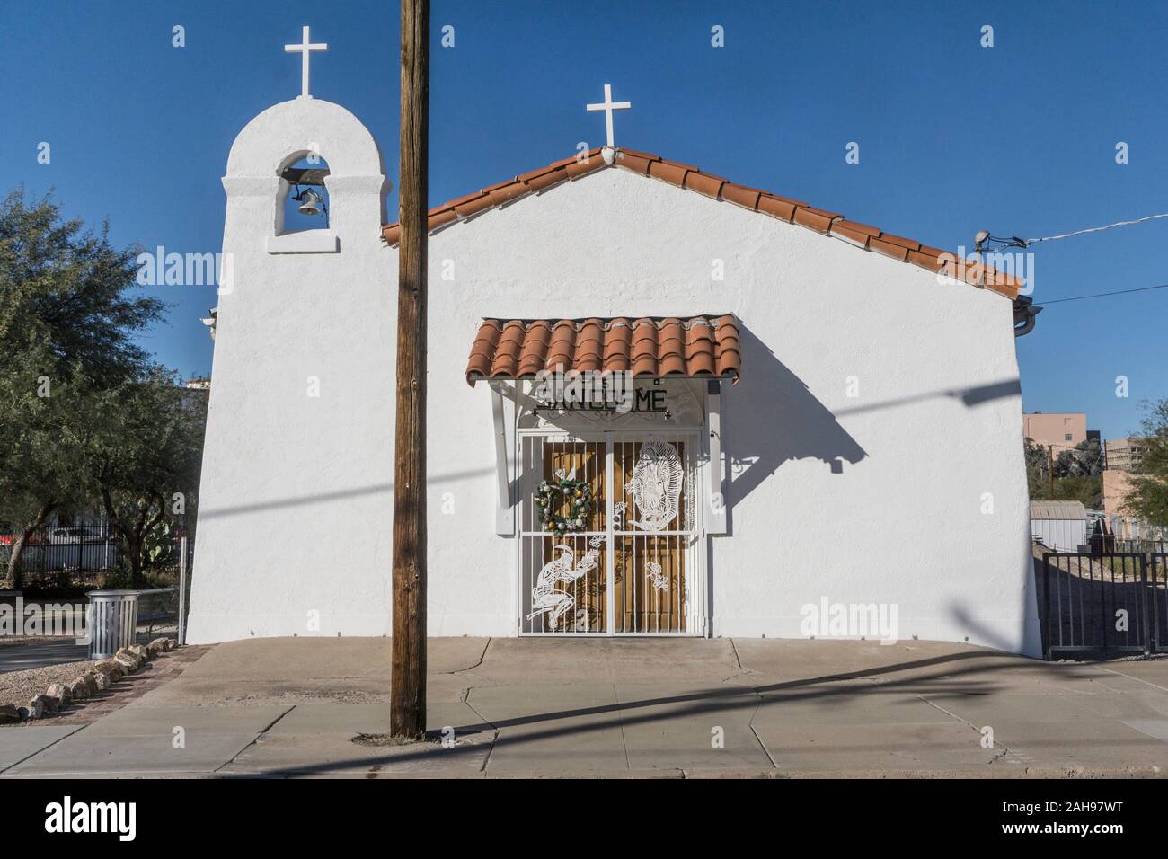 La pequeña iglesia católica romana con los lados inclinados de fachada, un falso frente a parecerse a la antigua misión de iglesias, en el barrio histórico distrito Tucson Arizona Foto de stock