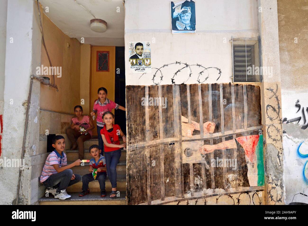 Los niños palestinos en el nuevo campamento de refugiados de Askar, en Nablus, Palestina Foto de stock