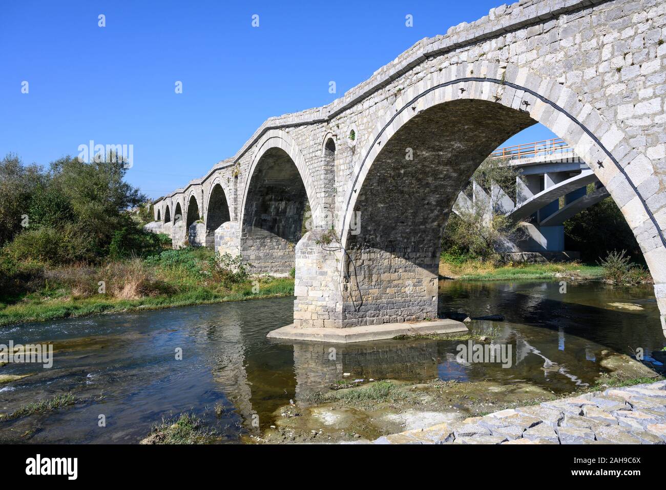 El puente Terzijski, sastres, un puente de 15 cen. Puente de piedra otomana cerca de la aldea de Gjakova, Đakovica Bistražin cerca, en la República de Kosovo, Foto de stock
