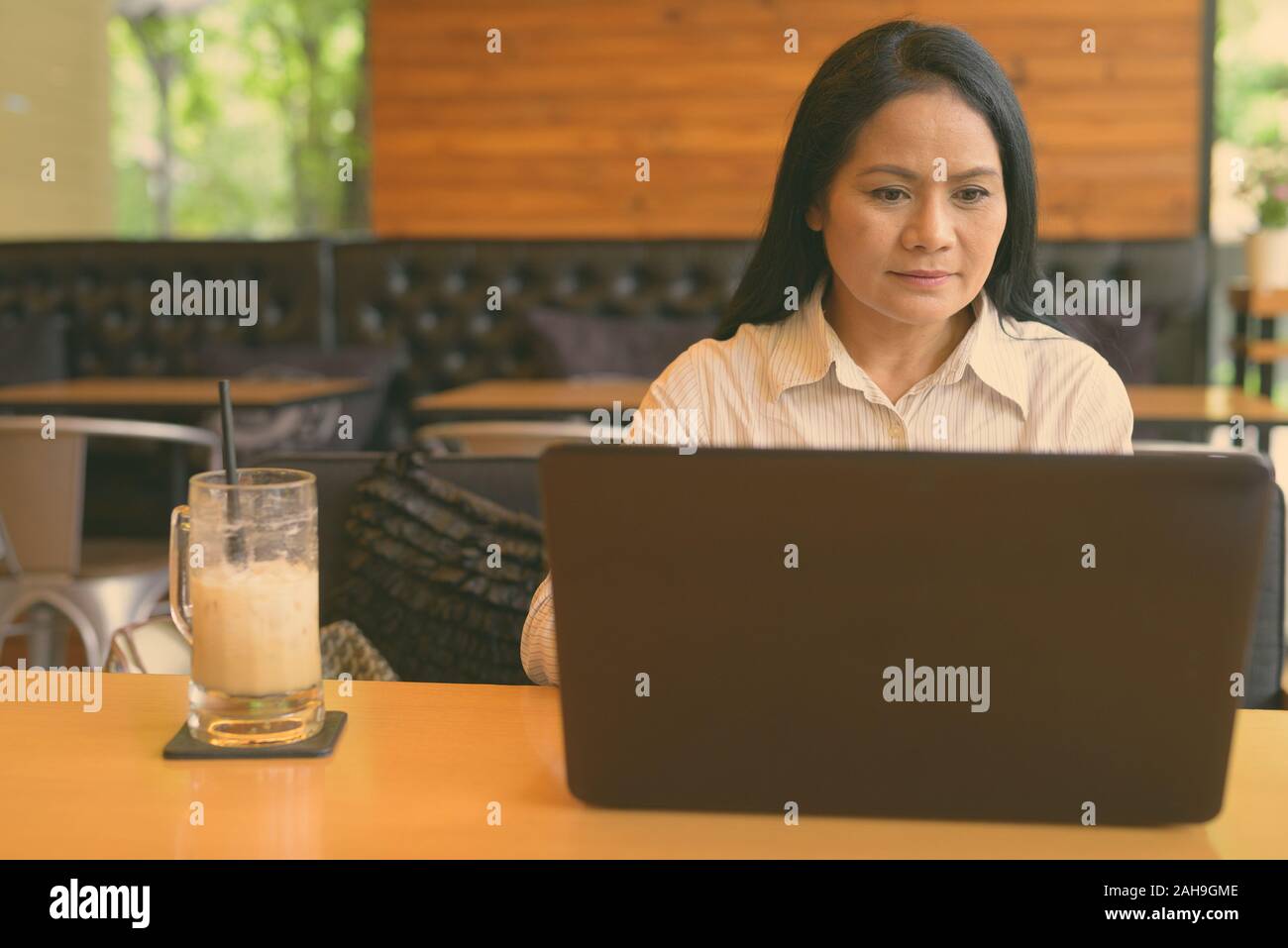 Madurez empresaria asiática relajante en la cafetería Foto de stock